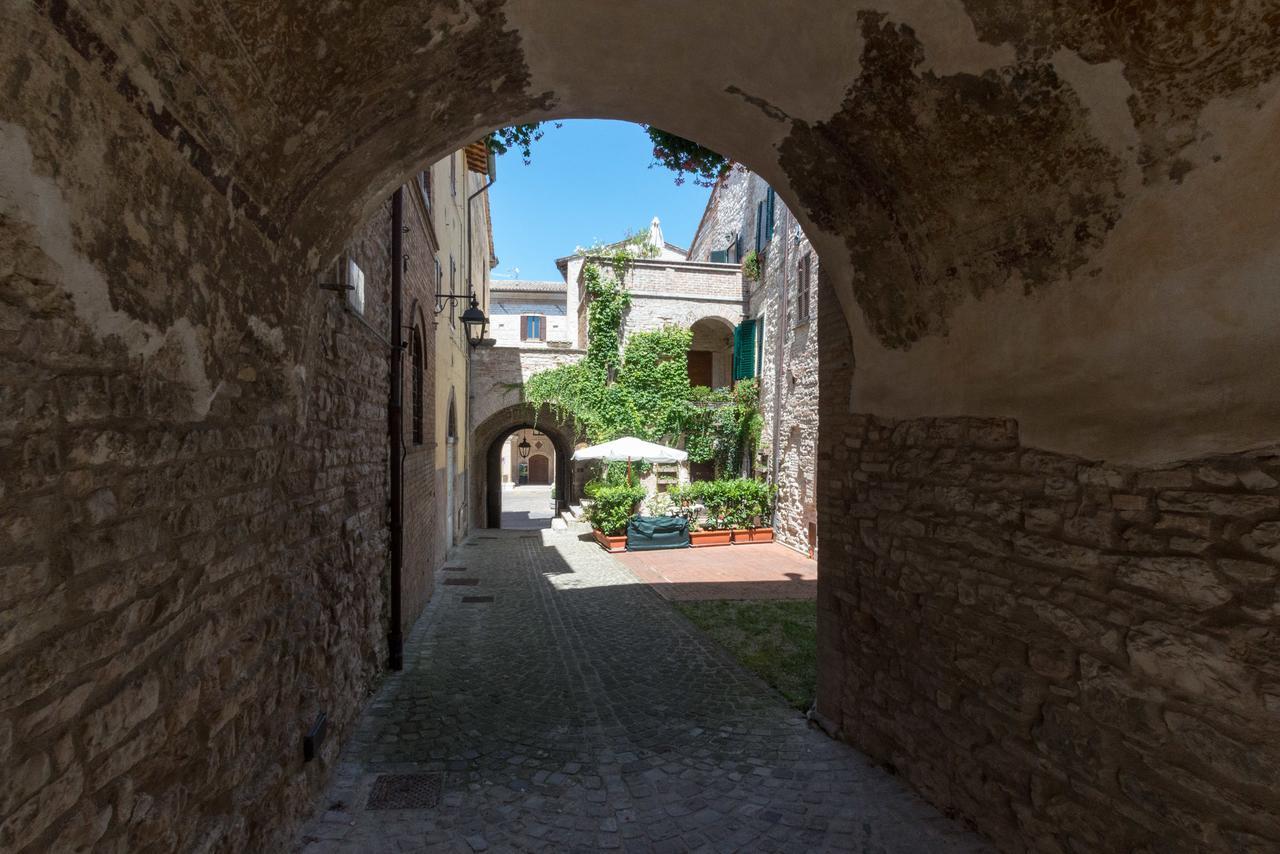 Appartamenti Turistici Vicolo S. Chiara Sassoferrato Kültér fotó